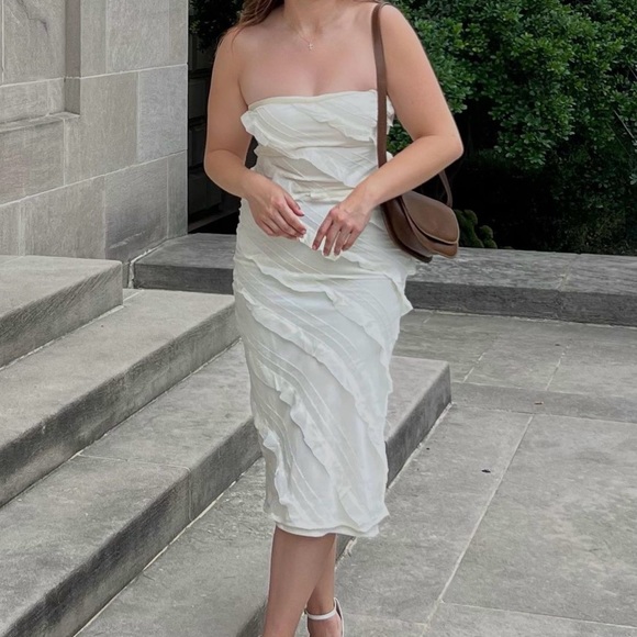 Strapless Ruffle Midi Dress from Vici Dolls ✨ in perfect condition. - Picture 2 of 3